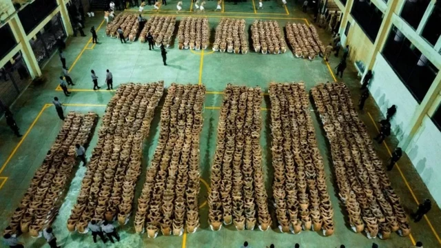 زندانیان در صف نشسته و بهم فشرده