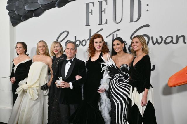 Feud: Capote vs The Swans cuenta con un elenco que incluye a Tom Hollander, Naomi Watts, Demi Moore, Diane Lane, Chloe Sevigny, Calista Flockhart y Molly Ringwald.
