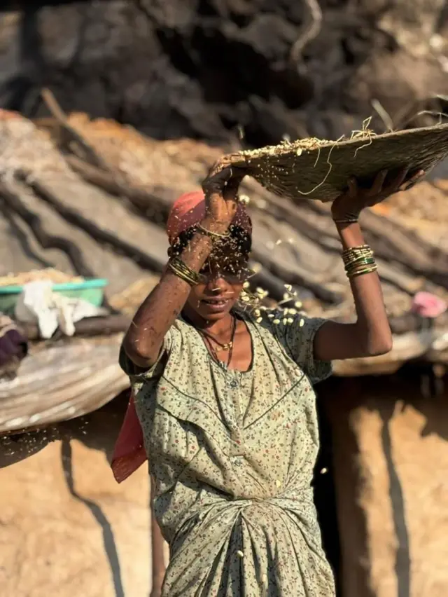 மகாராஷ்டிரா, ஒரு சிறிய குகைக்குள் 150 பசு, 10 எருமை மற்றும் ஆடுகளுடன் 3 குடும்பங்கள் வாழ்வது எப்படி?