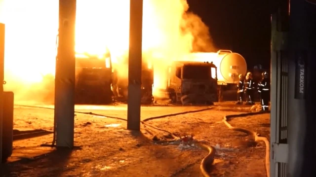 آتش‌نشانان اوکراینی پس از حملات هوایی روسیه در کی‌یف و خارکیف با آتش‌سوزی‌ها مقابله می‌کنند