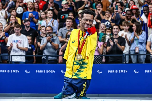 Gabrielzinho  posa com medalha