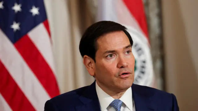 Marco Rubio arkasında ABD bayrağı ile