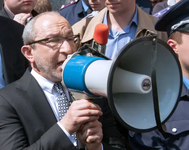 Кернес говорить у рупор серед натовпу, у якому видно журналістів і міліцію.