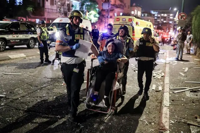 Sejumlah korban luka-luka akibat serangan rudal Iran ke Kota Ramat Gan, Israel, pada Jumat (13/06).