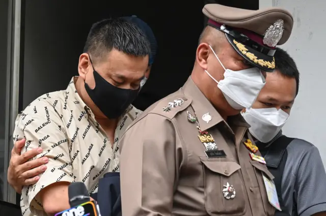 นายตู้ห่าวเข้ามอบตัว