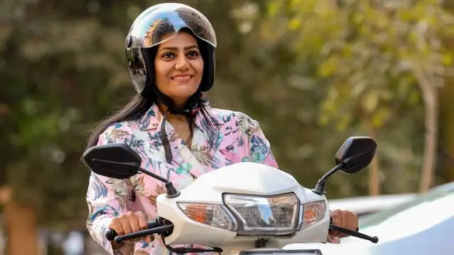 தலைக்கவசத்தில் சேரும் தூசி, அழுக்கு அல்லது பூஞ்சைத் தொற்றுகள் முடியின் வேர்களை பாதிக்கும் என்று சிலர் நம்புகிறார்கள்.