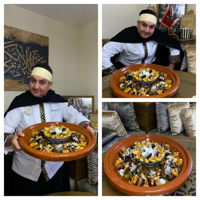 الشيف سيمو في زيه الاحترافي يظهر ممسكاً بطيق الطاجين الذي حضّره بألوان متعددة وزينة بشكل جمالي يعكس مكونات الغنية 