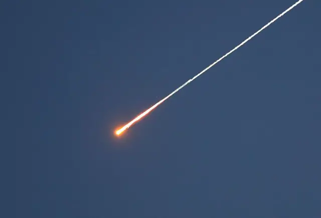 28 mart 2026-cı ildə Yəməndən İsrailə atılan raket izlərinin görüntüsü. ABŞ və İsrailin İrana hücumundan bəri ilk dəfə olaraq Yəməndən İsrailə raket atıldığı iddia edilir.