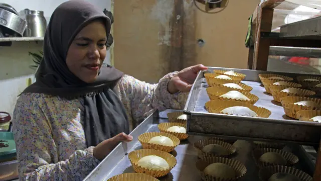 Pelaku UMKM memproduksi kue di salah satu toko kuliner di Kota Dumai, Riau, Jumat (27/9/2024). 