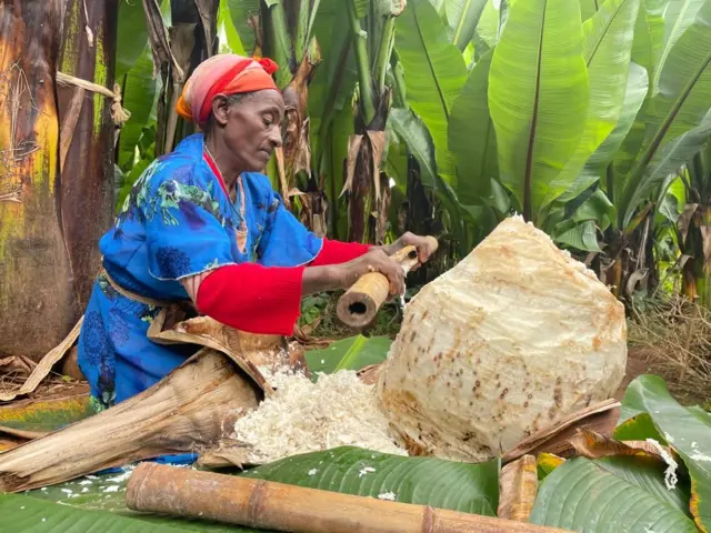 Haadha hundee warqee duugaa jiran