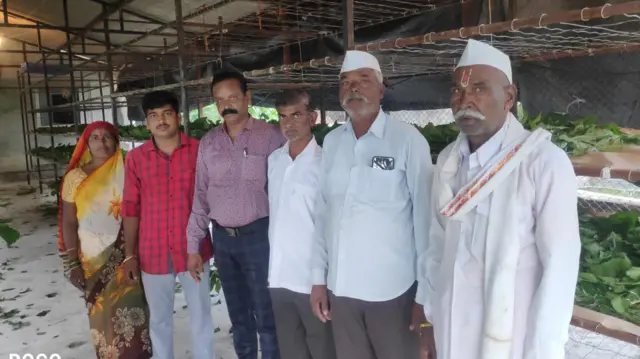 रेशीम शेती करणाऱ्या शेतकऱ्यांसोबत एम.बी.ढवळे