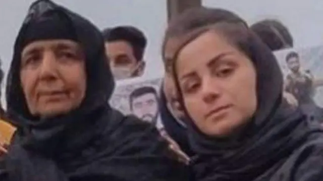 از راست زینب مولایی بر سر مزار پسرش کیان پیرفلک در کنار مادر مجاهد کورکوری