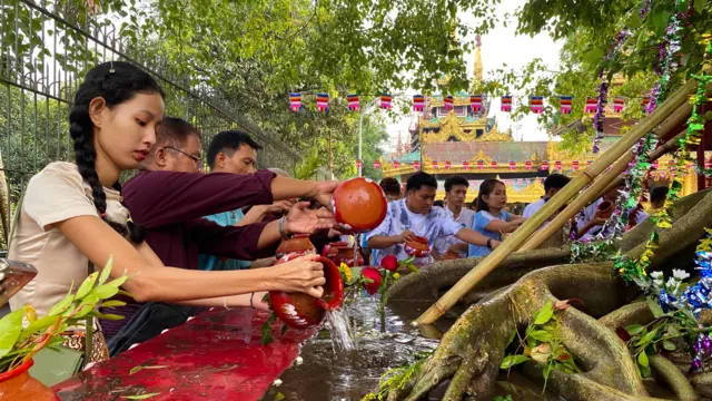 ရန်ကုန်မြို့ ရွှေတိဂုံ စေတီတော် ရင်ပြင်က ဗောဓိပင်မှာ ၂၀၂၅ ခုနှစ်၊ မေလ ၁၁ ရက်မှာ ကျရောက်တဲ့ ကဆုန်လပြည့် (ဗုဒ္ဓနေ့) ညောင်ရေသွန်းလောင်းနေကြသူတွေ