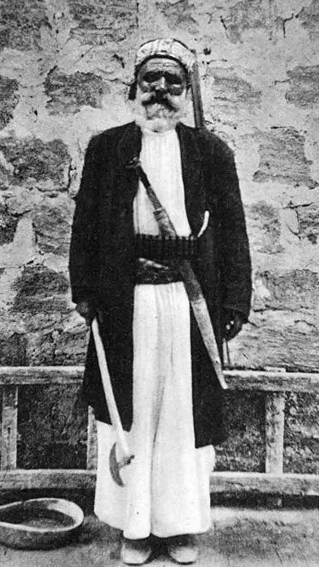 1900'lerin başından, Lazkiye sakini bir Nusayri'yi gösteren fotoğraf