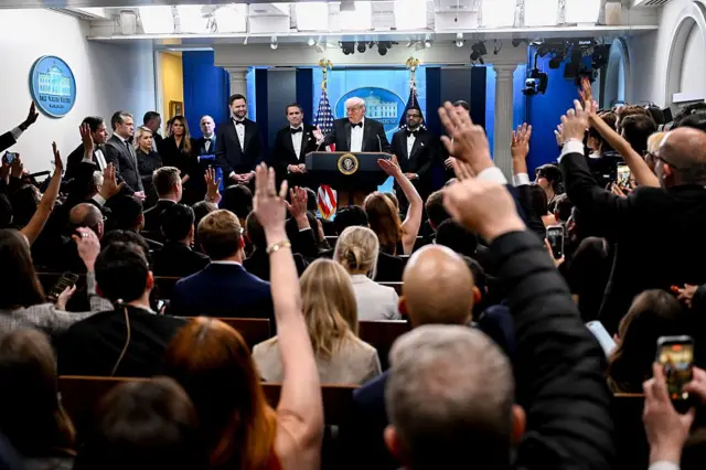 Tổng thống Donald Trump trả lời báo giới sau khi được sơ tán khỏi dạ tiệc tối 25/4 giờ Mỹ