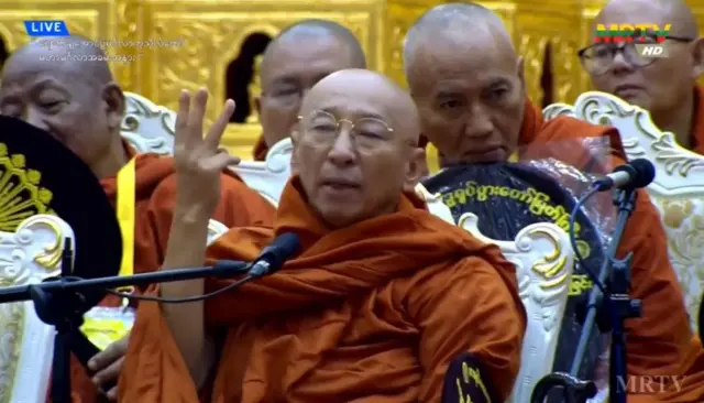 စစ်ခေါင်းဆောင်အပါအဝင် ဧည့်ပရိသတ်ကို တရားဟောနေတဲ့ မဟန ဒုဥက္ကဋ္ဌ ဆရာတော်