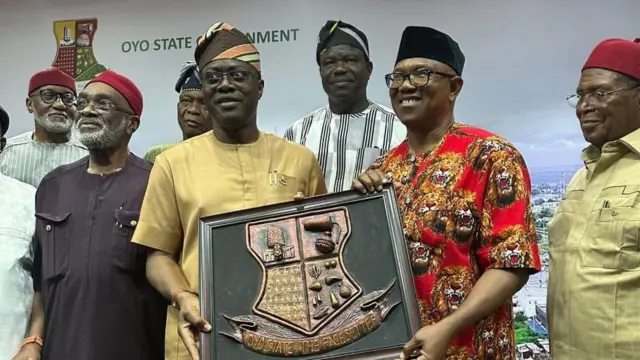 Gomina Seyi Makinde lasiko to n gbe patako ajuwe ipinlẹ Oyo fun Peter Obi 