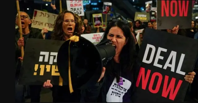 তেল আবিবে হামাসের হাতে জিম্মি ইসরায়েলিদের মুক্তির দাবিতে বিক্ষোভ