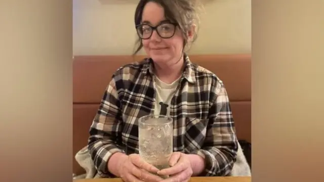 Rhiannon Morgan tenant un verre.