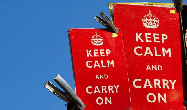 왕관 모양 아래로 '킵 캄 앤 캐리 온'이 적혀진 빨간 종이 2장