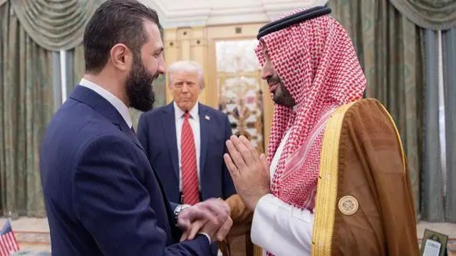 دیدار احمد شرع و بن سلمان ولیعهد عربستان، در حال دست دادن و لبخند زدن