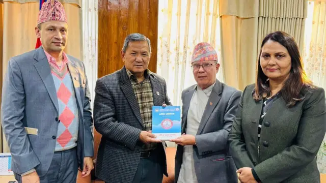 राष्ट्रिय सूचना आयोगको आर्थिक वर्ष २०८०/८१ को वार्षिक प्रतिवेदन सञ्चार तथा सूचना प्रविधिमन्त्री पृथ्वीसुब्बा गुरुङ्गलाई बुझाउँदै आयोगका पूर्व पदाधिकारीहरू