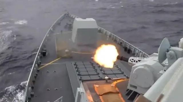 ارتش چین روز دوشنبه ویدیویی منتشر کرد که همزمان با آغاز رزمایش این کشور، ناوهای جنگیاش در اطراف تنگه تایوان مستقر شدهاند