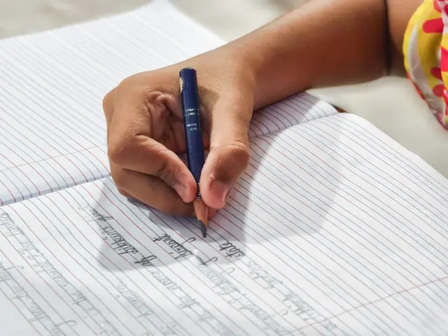 ડૉકટર, બીબીસી, ગુજરાતી
ડૉક્ટરે લખેલા દવાનાં પ્રિસ્ક્રિપ્શનના અક્ષરો લોકો કેમ વાંચી શકતા નથી?
ડૉક્ટર, મેડિકલ, અક્ષર, પ્રિસ્ક્રિપ્શન, બીબીસી ગુજરાતી, મેડિકલ સ્ટોર, અક્ષરોનું વિજ્ઞાન