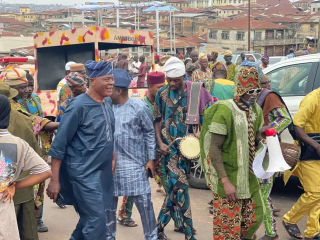 Díẹ̀ lára àwọn àwòrán bí ayẹyẹ ṣíṣí ààfin tuntun ní ìlú Ibadan ṣe ń lọ nìyí.