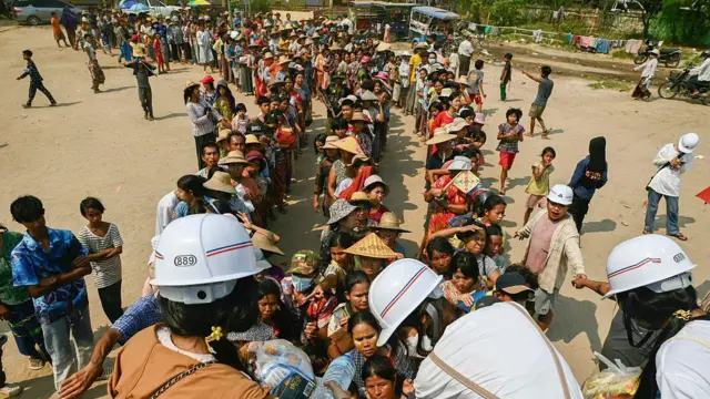 အစားအစာ နဲ့ ရေ တန်းစီယူနေကြတဲ့ စစ်ကိုင်းက ငလျင်ဒဏ်သင့် ပြည်သူတွေ 