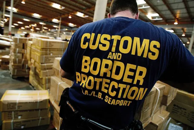 Un agente de aduanas revisando paquetes