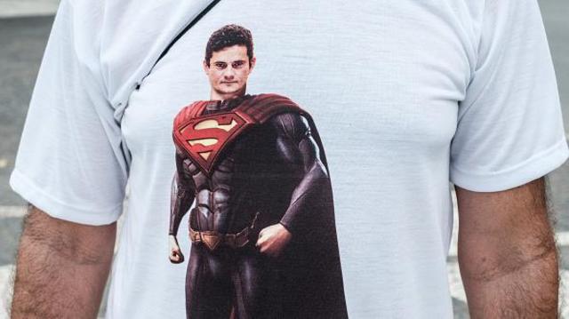 Homem usando camiseta com montagemamerican hot slotSergio Moro como Super-Homem 