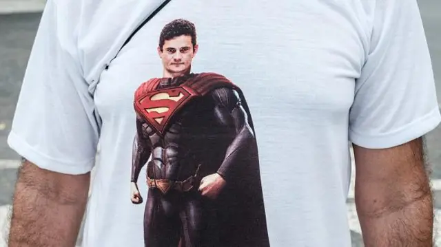 Homem usando camiseta com montagem4bet com brSergio Moro como Super-Homem 