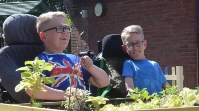 Aworan awọn ibeji ti dokita ni ko ni pe ọdun meje laye