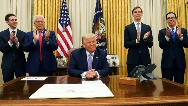 Donald Trump wuxuu Aqalka Cad kaga dhawaaqay "Heshiiska Ibraahim" August 2020.