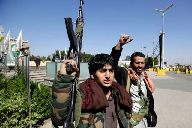 अमेरिका-ब्रिटनचे हूती बंडखोरांच्या केंद्रांवर हल्ले