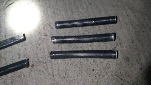 Фотографію таких боєприпасів, які, як стверджують, були розкидані з російських безпілотників, раніше поширювали українські служби безпеки 