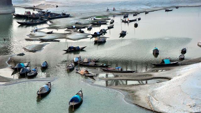 শুকিয়ে যাওয়া পদ্মার বুকে মাছ ধরা নৌকার সারি। ২১শে মার্চ, ২০১১