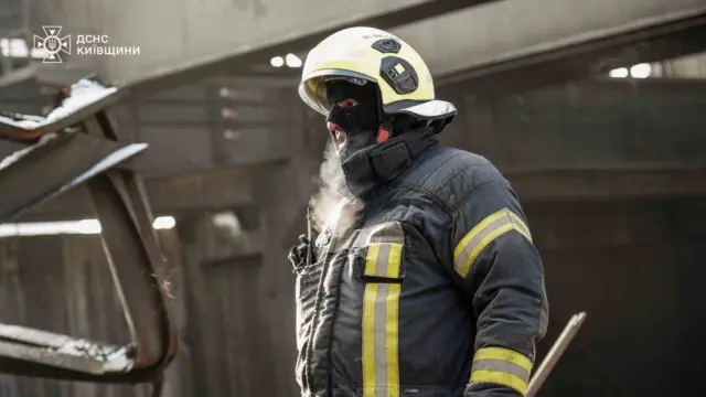 Рятувальник ДСНС на зруйнованому промисловому об'?кт?