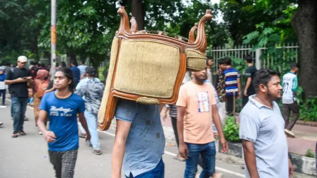 ২০২৪ সালের ৫ই অগাস্ট গণভবনে ঢুকে অনেকে লুটপাট চালায়।