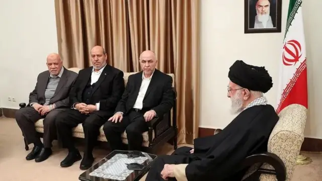 له آیتالله خامنهاي سره کتنه کې محمد اسماعیل دروي، د حماس د رهبري شورا له مشر خلیل الحیه، د حماس د سیاسي دفتر له مرستیال او زاهر جبارین - د ۱۴۰۳ لمریز کال د سلواغې په میاشت کې.