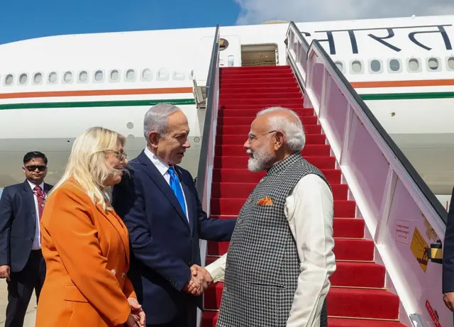 ਇਜ਼ਰਾਈਲ ਦੇ ਪ੍ਰਧਾਨ ਮੰਤਰੀ ਬੈਂਜਾਮਿਨ ਨੇਤਨਯਾਹੂ, ਉਨ੍ਹਾਂ ਦੇ ਪਤਨੀ ਸਾਰਾ ਨੇਤਨਯਾਹੂ ਅਤੇ ਭਾਰਤ ਦੇ ਪ੍ਰਧਾਨ ਮੰਤਰੀ ਨਰਿੰਦਰ ਮੋਦੀ