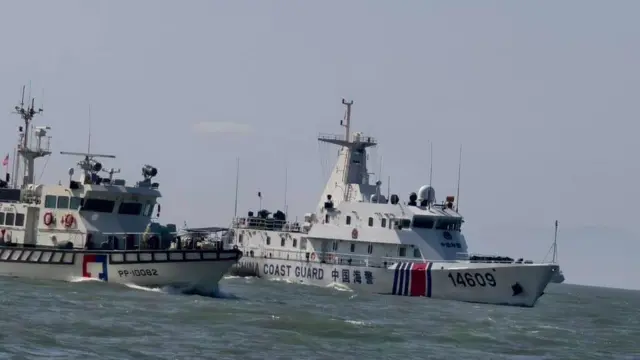 台灣巡防艦與中共海警船