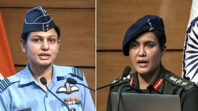 'অপারেশন সিন্দুর' -এর বিস্তারিত সাংবাদিকদের কাছে তুলে ধরেন ভারতীয় বিমান বাহিনীর উইং কমান্ডার ভ্যুমিকা সিং (বাঁয়ে) ও সেনাবাহিনীর কর্নেল সোফিয়া কুরেশি (ডাইনে)