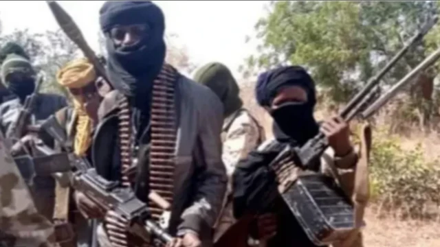 Awọn janduku agbebọn faṣọ dudu bo imu pẹlu ibọn lọwọ wọn