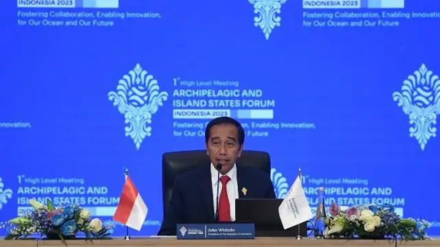 Presiden Joko Widodo menyampaikan keterangan pers usai Konferensi Tingkat Tinggi (KTT) Archipelagic and Island States (AIS) Forum 2023 di Bali Nusa Dua Convention Center, Nusa Dua, Badung, Bali, Rabu (11/10/2023). 