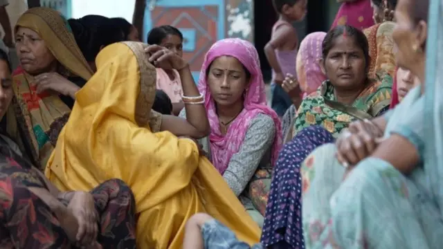 मृतक की पत्नी और गांव की महिलाएं