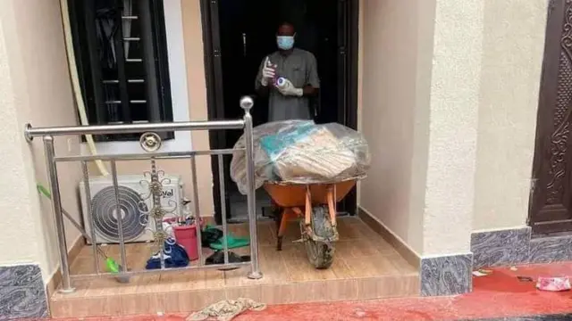 Many with a wherlbarrow