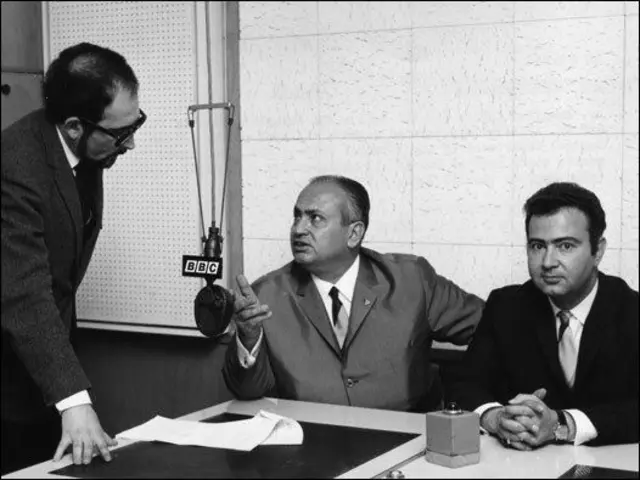 BBC Türkçe'den Hilmi Yavuz, İngiltere'de incelemelerde bulunan İstanbul Emniyet Müdürü Muzaffer Çağlar (solda oturuyor) ve Yabancılar Şubesi Müdürü Alaattin Sarp ile mülakata hazırlanıyor. (8/05/1968)