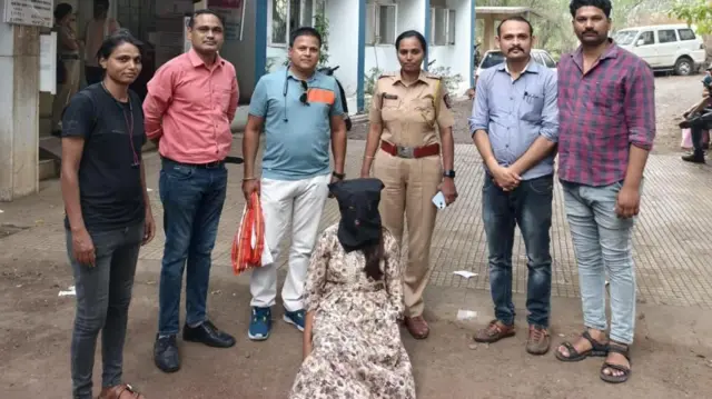 స్కూల్ ప్రిన్సిపల్ను పట్టుకున్న పోలీసులు